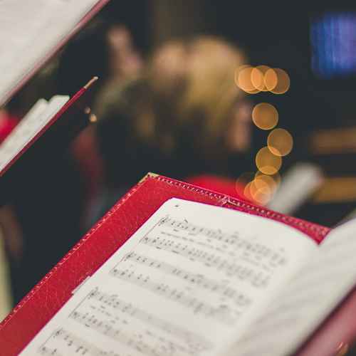Eine rote Chormappe mit Noten