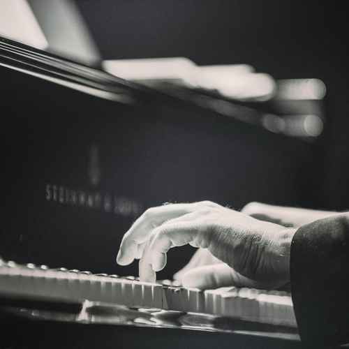 Finger die ein Klavier spielen