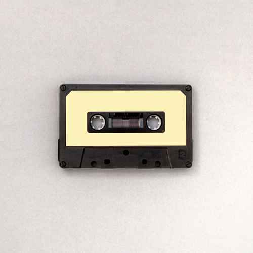 Eine Kassette auf einem grauen Hintergrund