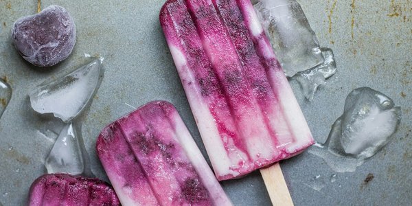 Lila und weißes Eis am Stiel