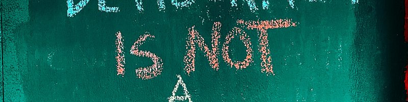 Eine Wand der in English steht seht: "Demokratie ist kein Zuschauersport"