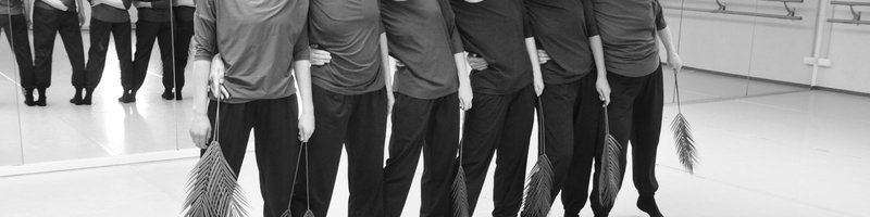 sech Tänzerinen in einer Balletschule