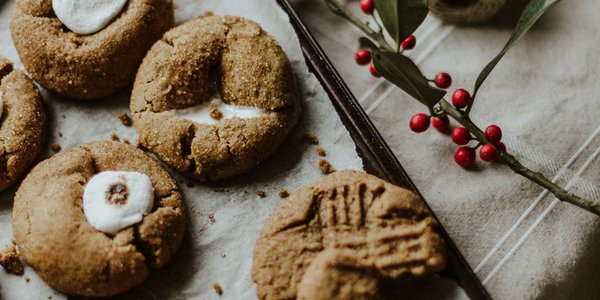 Weihnachtskekse auf einem Blech