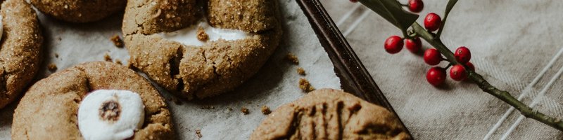 Weihnachtskekse auf einem Blech